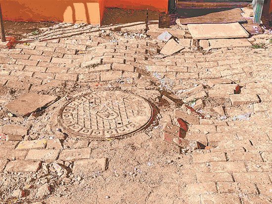 南崗區士課街92號院  單元門口塌陷 返臭水  物業：已清理化糞