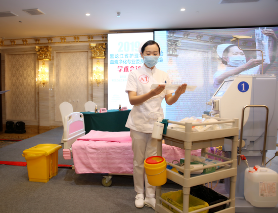 我院血液净化中心护士刘爽在比赛中进行操作