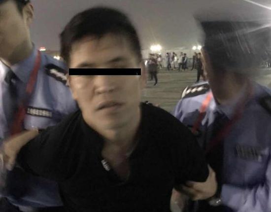 散场时民警将逃犯抓获