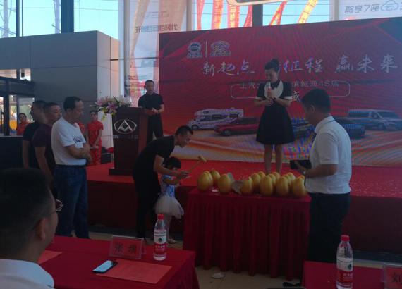 订车客户排队砸金蛋,获得鲲源4S店送上的幸运