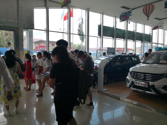 车友从店内出发