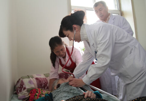 哈市第一医院专家团队到松北镇老年公寓义诊