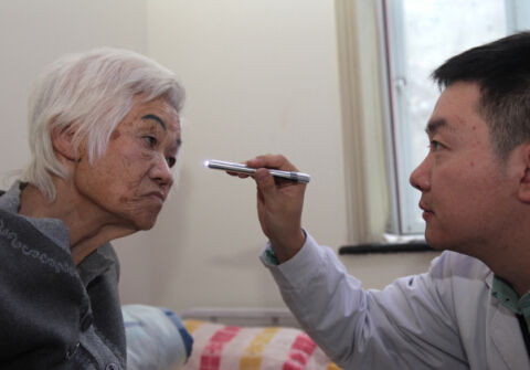 哈市第一医院专家团队到松北镇老年公寓义诊