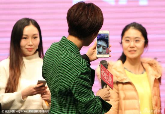 孙俪现场被邓超隔空示爱 心情靓合不拢嘴