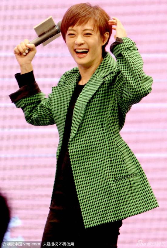 孙俪现场被邓超隔空示爱 心情靓合不拢嘴