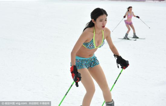 美女穿比基尼滑雪“冻感十足”