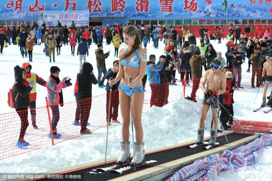美女穿比基尼滑雪“冻感十足”