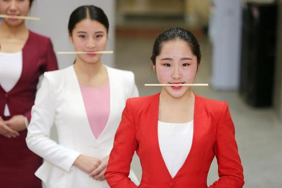 安徽美女艺考生训练 嘴咬筷子深蹲夹纸