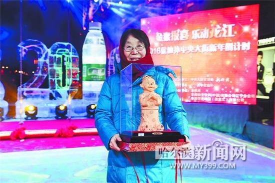 74岁退休教师腾国荣领取价值5万元的金猴大奖
