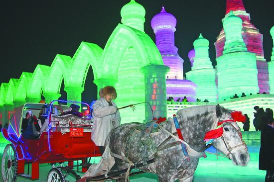 游客乘马车畅游冰雪大世界。