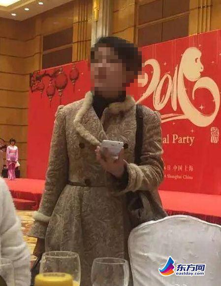 图片说明：网友爆料“鸡爪女”参加公司年会