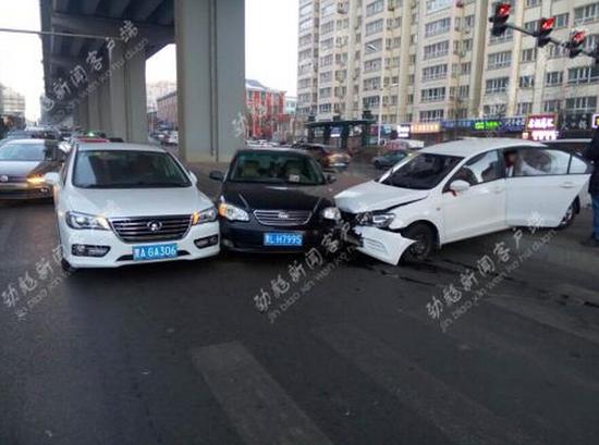 一轿车飞过隔离桩撞两台车