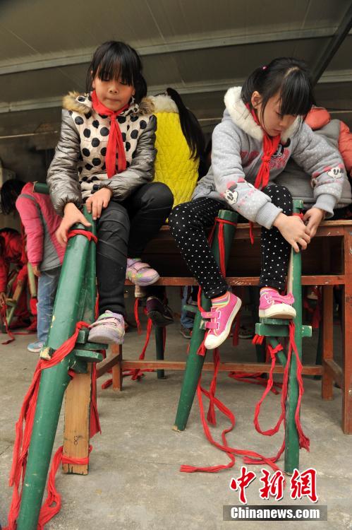 中牟小学校园里的高跷队_绥化频道_新浪黑龙福州外国语小学图片