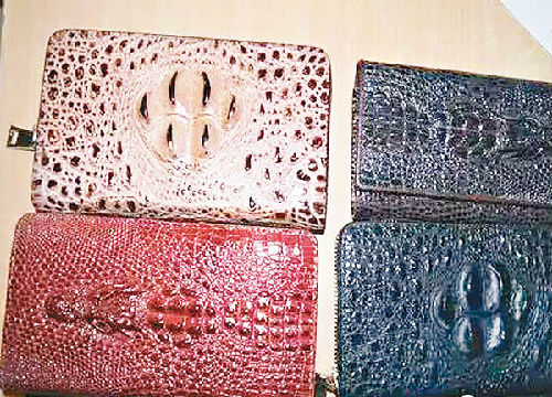 印有鳄鱼皮花纹的银包(图片来源：香港《东方日报》网站)