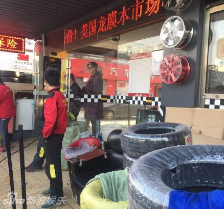 张翰驾驶绿色豪车现身某汽配市场