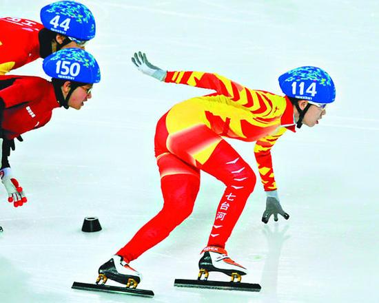 短道青年女子1500米决赛，范可新(右)破世界纪录。 黑龙江日报记者王志强 摄