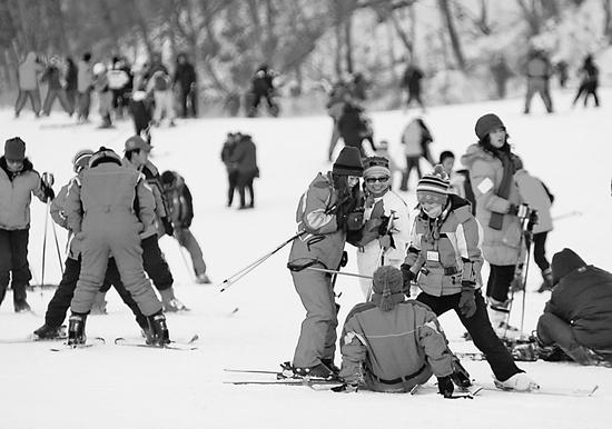 滑雪发烧友在亚布力滑雪场体验首滑 本报记者王志强摄