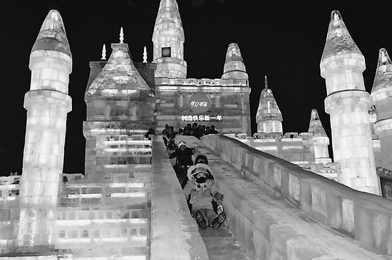 冰雪大世界内的冰滑梯成为孩子们的最爱 本报记者陈宝林摄