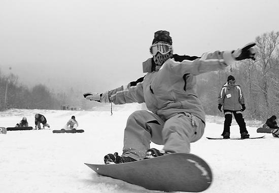 滑雪发烧友雪上英姿 本报记者王志强摄