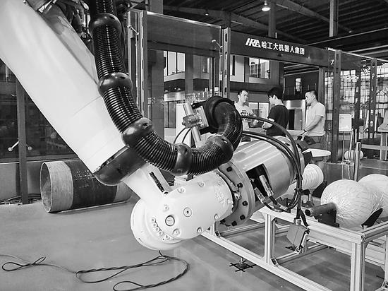哈工大机器人集团的工业机器人。 本报记者彭溢摄