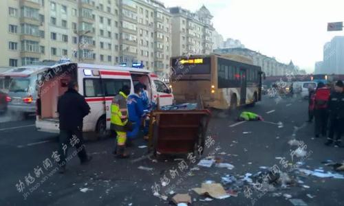 哈尔滨一辆335路公交车撞死一名环卫工人