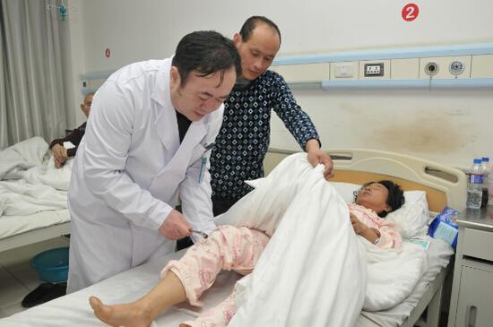 哈医大一院专家义诊团队走进乡镇进行精准医疗