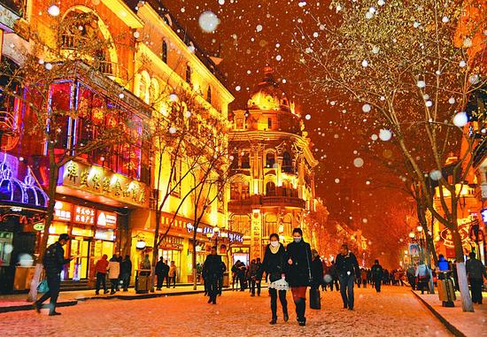 飘雪的中央大街格外迷人。本报记者陈宝林摄