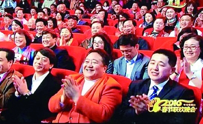 “春晚笑脸哥”中间穿红衣者在猴年春晚观众席上央视截图