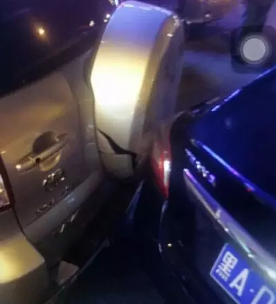 哈尔滨一女司机车被撞反遭“埋怨” 喊来豪车帮手变互殴