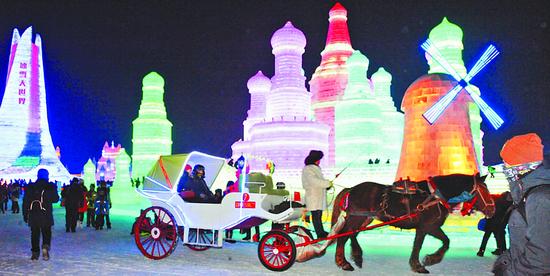 2月11日农历正月初四，4.7万名游客来到哈尔滨冰雪大世界景区，突破历届景区单日入园人数记录，创十七年来历史新高。