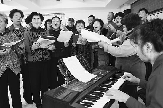 社区老人合唱团。 本报记者苏强摄