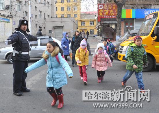 交警在校园门前疏导交通