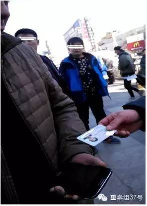 邢台车站广场上，黄牛收取旅客的身份证