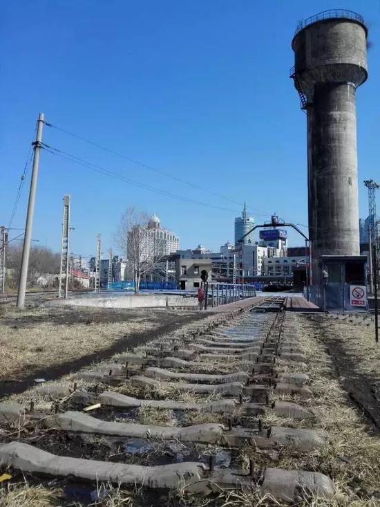 正在拆除的铁路线和拆迁区域内的老水塔