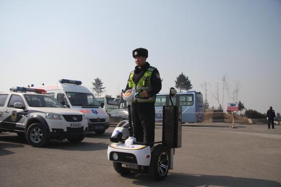 交警专用平衡车上路执勤