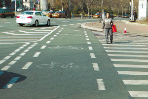 设 “自行车过街通道”，转弯车要让行，地点：霁虹街地段街交口。