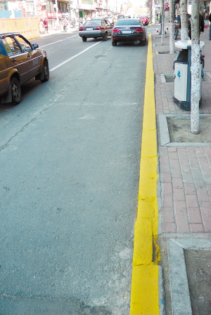 道牙子“刷黄漆”，这是新禁停标线，地点：通江街等多条街路。