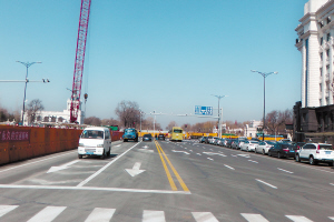 重新设车行道，允许双向通行，地点：经纬街友谊路交口。