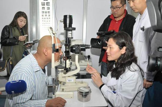 我省首例人工角膜移植术在哈医大一院眼科医院
