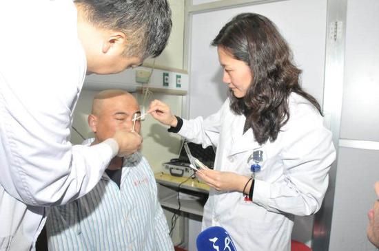 我省首例人工角膜移植术在哈医大一院眼科医院
