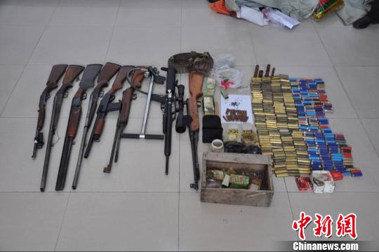 黑龙江警方破获一起非法持有枪支弹药案 查获枪支8支 警方提供 摄