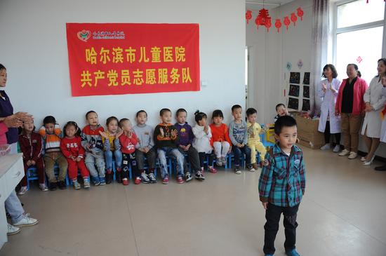 哈市儿童医院共产党员志愿服务队慰问哈市儿童福利院儿童