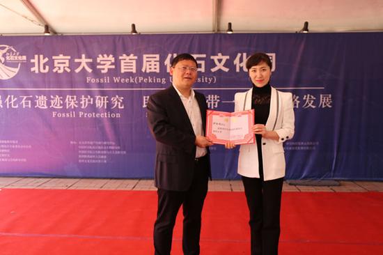 青冈县委书记杨勇为新十大女高音歌唱家之一的伊泓远颁发“中国猛犸象故乡宣传大使”聘书。