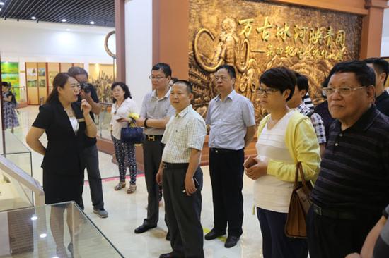 省文化厅领导参观青冈县第四纪古生物化石博物馆。