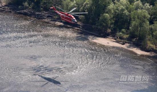 5月22日，直升机在白银纳林场附近实施吊桶取水。韩兴华摄2
