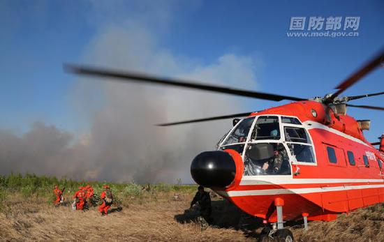 5月21日，武警森林指挥部直升机支队向火场输送灭火队员。韩兴华