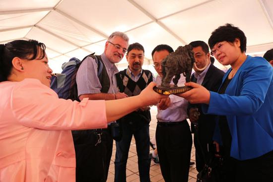 青冈县地方特色展品在北京大学首届化石文化周活动中备受关注。