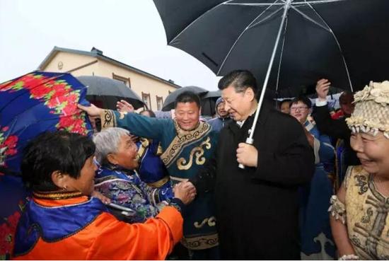 5月24日下午,习近平在佳木斯市同江市八岔赫哲族乡八岔村冒雨与村民们交谈。新华社记者 兰红光 摄