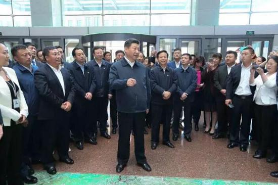 5月25日上午,习近平在哈尔滨科技创新创业大厦勉励科技人员多出成果。 新华社记者 兰红光 摄