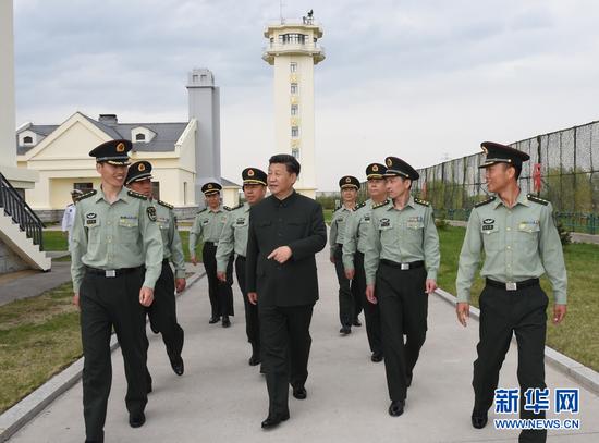 5月24日、25日,中共中央总书记、国家主席、中央军委主席习近平亲切看望慰问驻黑龙江部队,代表党中央和中央军委向广大官兵致以诚挚的问候。这是5月24日,习近平视察驻黑瞎子岛边防某团10连,了解连队建设情况。新华社记者 李刚 摄